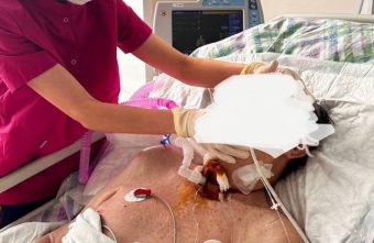 Тверские врачи два месяца борются за жизнь 81-летнего мужчины врачи