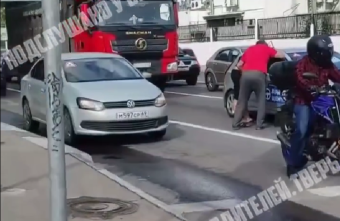 В Твери двое водителей напали на инструктора с кулаками и монтировками напали