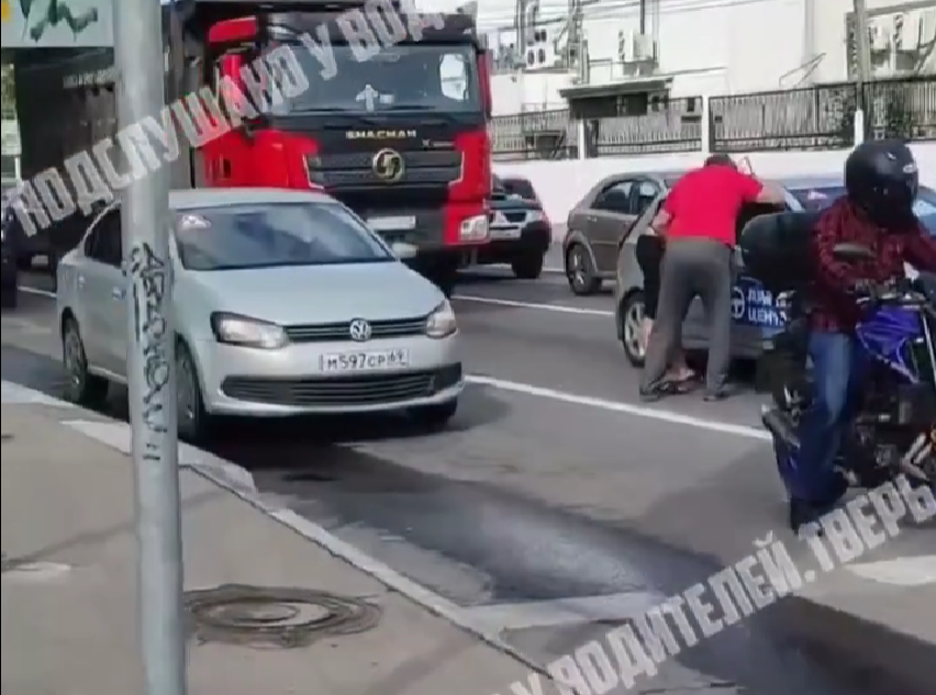 В Твери двое водителей напали на инструктора с кулаками и монтировками напали