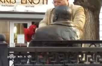 В Твери двойник Михаила Круга принес известному шансонье цветы Круг