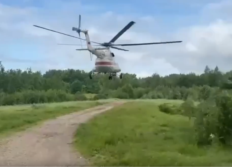 Вертолет санавиации оперативно доставил пациента в больницу Вертолет санавиации оперативно доставил пациента в больницу