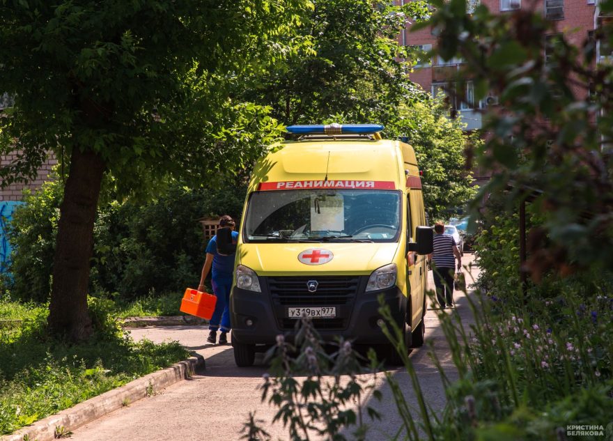 В Тверской области автомобиль "слетел" с дороги и врезался в дерево мотоциклист