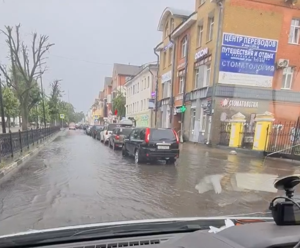 Центр Твери залило водой после сильных дождей