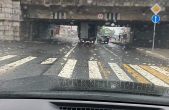 В Твери на дороге под мостом застрял автомобиль застрял