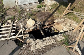 Жители Твери боятся переломать ноги из-за дыры возле люка люк