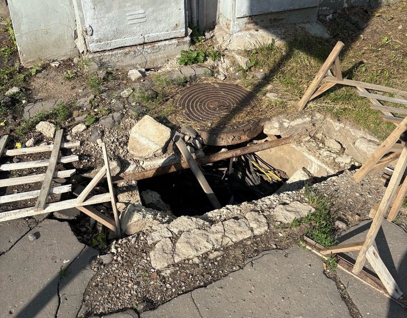 Жители Твери боятся переломать ноги из-за дыры возле люка люк