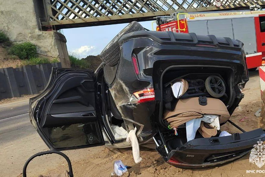 Машина перевернулась после наезда на отбойник в Тверской области ДТП