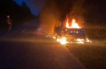 В Тверской области полностью сгорел автомобиль пожар