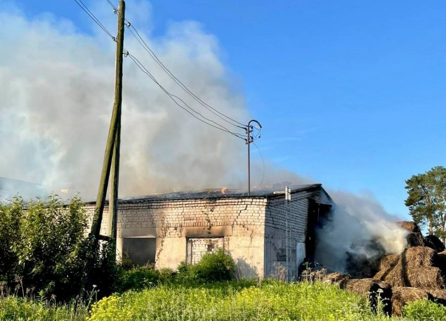 Спасатели оперативно потушили пожар в неэксплуатируемом здании пожар
