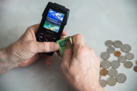 Пенсионер из Тверской области лишился огромной суммы денег из-за мошенников пенсионер