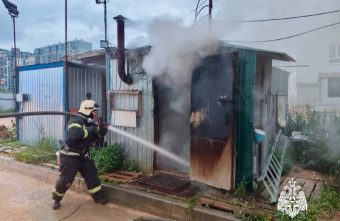 Огнеборцы быстро потушили пожар в строительном вагончике в Твери пожар