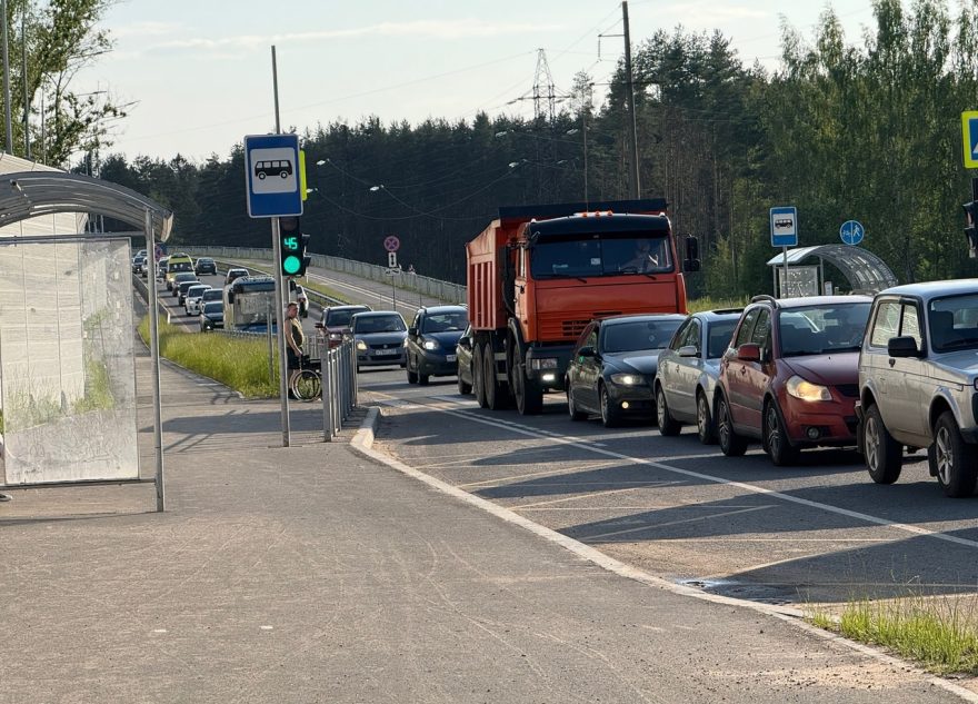Из-за закрытия Горбатого моста в Твери на обходной дороге появились пробки Из-за закрытия Горбатого моста в Твери на обходной дороге появились пробки