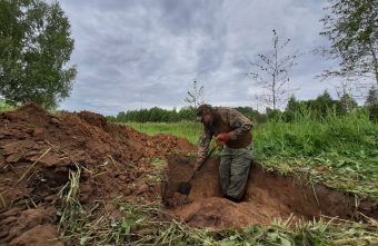 На раскопках в Тверской области были найдены останки солдата с ломом в руках раскопки