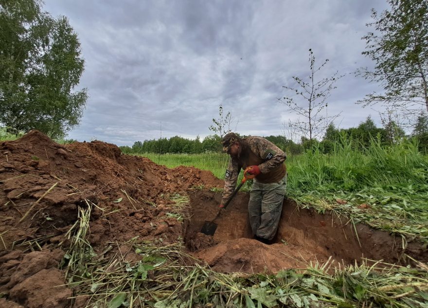 На раскопках в Тверской области были найдены останки солдата с ломом в руках раскопки