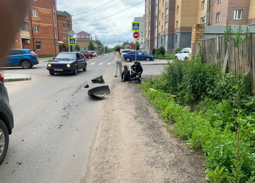 Двое подростков на электросамокате создали ДТП на улице в Твери самокат