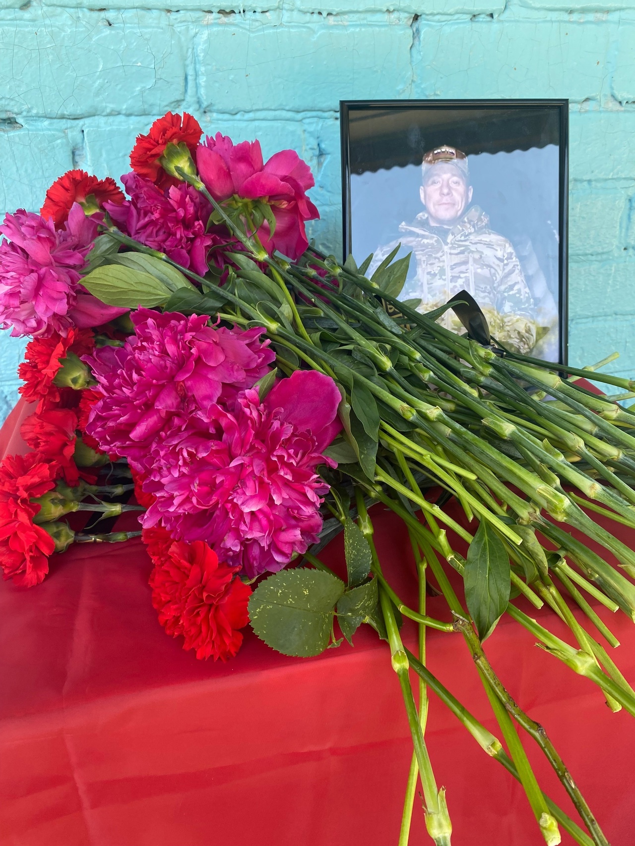 В одной из тверских школ открыли мемориал в честь погибшего участника СВО погибший