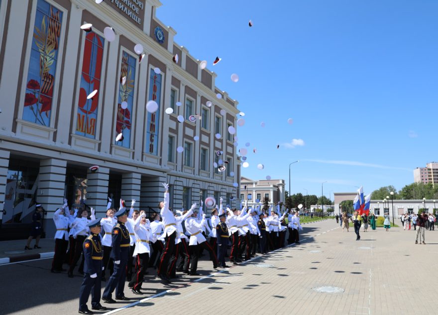 Губернатор Игорь Руденя поздравил 77-й выпуск Тверского суворовского училища с завершением обучения