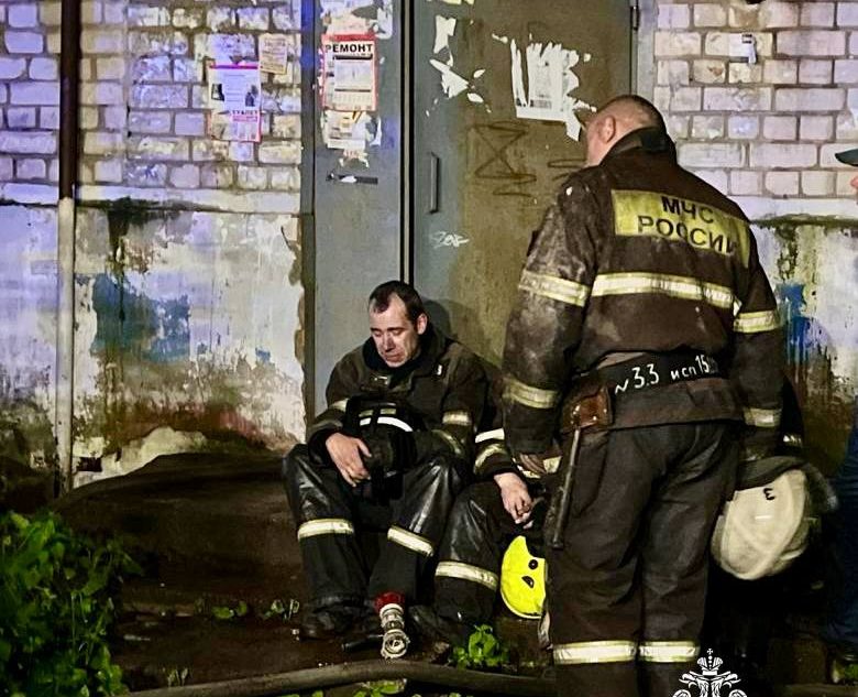 Пожарным удалось спасти троих людей из горящей квартиры в Твери герои