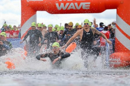 В Тверской области спортивный фестиваль плавания на озере Селигер объединил 2300 человек