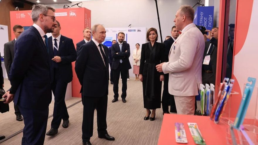 Президент РФ Владимир Путин оценил продукцию Верхневолжья на выставке «Знай наших» в Москве Президент РФ Владимир Путин оценил продукцию Верхневолжья на выставке «Знай наших» в Москве