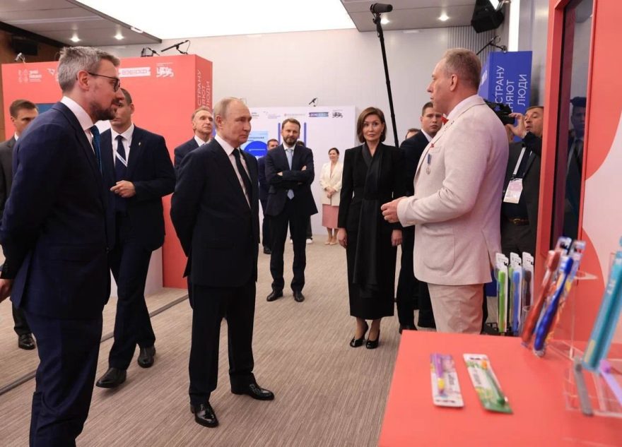 Президент РФ Владимир Путин оценил продукцию Верхневолжья на выставке «Знай наших» в Москве Президент РФ Владимир Путин оценил продукцию Верхневолжья на выставке «Знай наших» в Москве