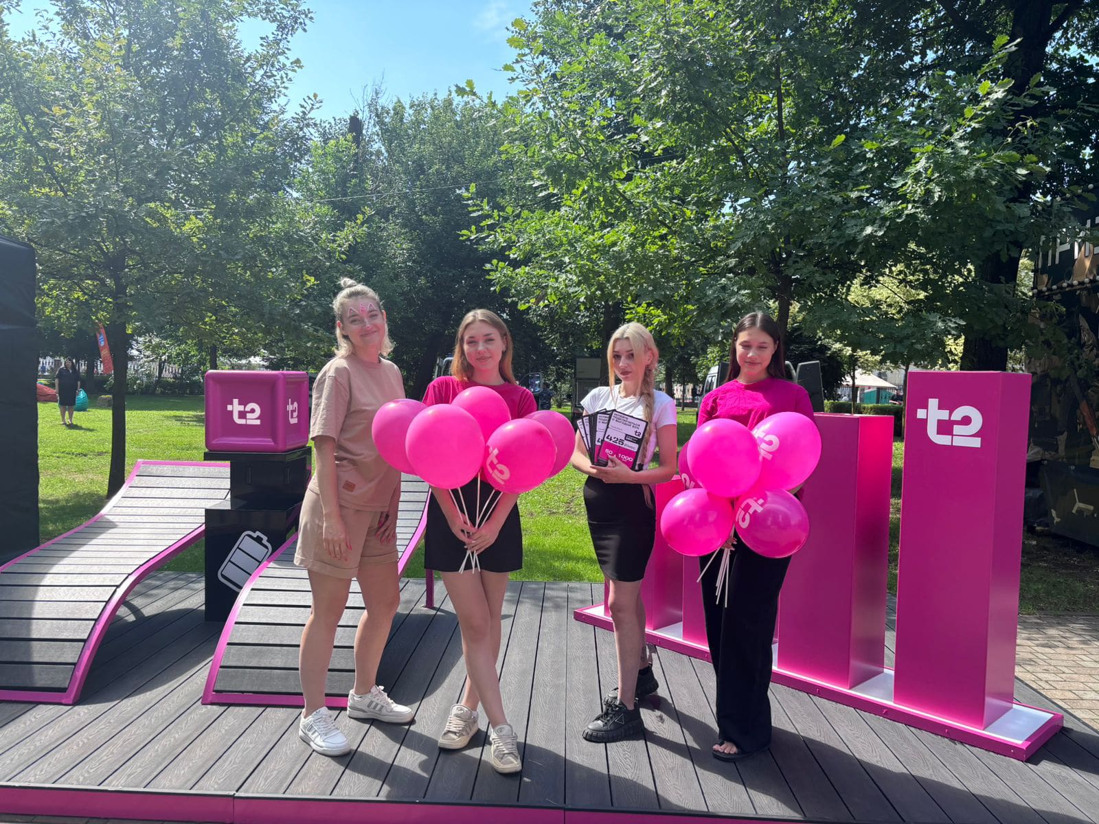 В Твери, как на курорте: в городе открыли фотовыставку и зону релакса T2