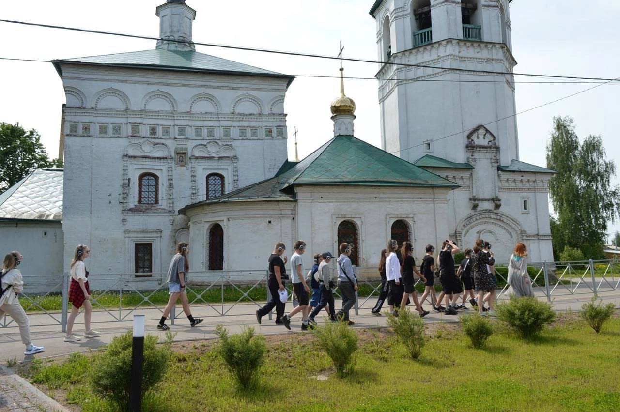 Больше 70 школьников сделали 1000 шагов по Торопцу патриарха Тихона
