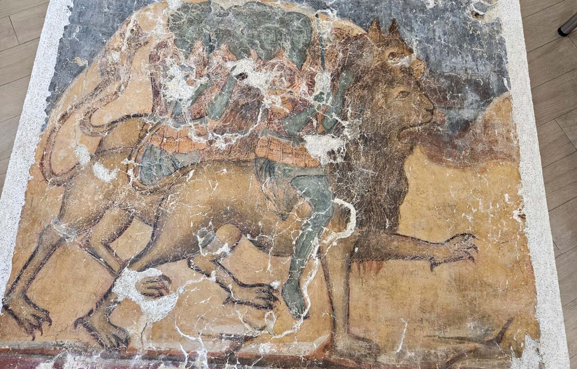 В Тверскую область вернулись две уникальные фрески из калязинского монастыря В Тверскую область вернулись две уникальные фрески из калязинского монастыря