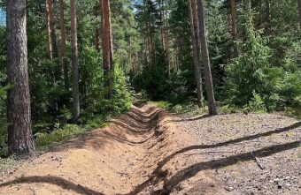 В лесах Тверской области строят дороги и ставят шлагбаумы В лесах Тверской области строят дороги и ставят шлагбаумы