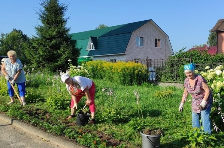Пенсионерки из Лихославля ухаживают за территорией Успенского храма Пенсионерки из Лихославля ухаживают за территорией Успенского храма