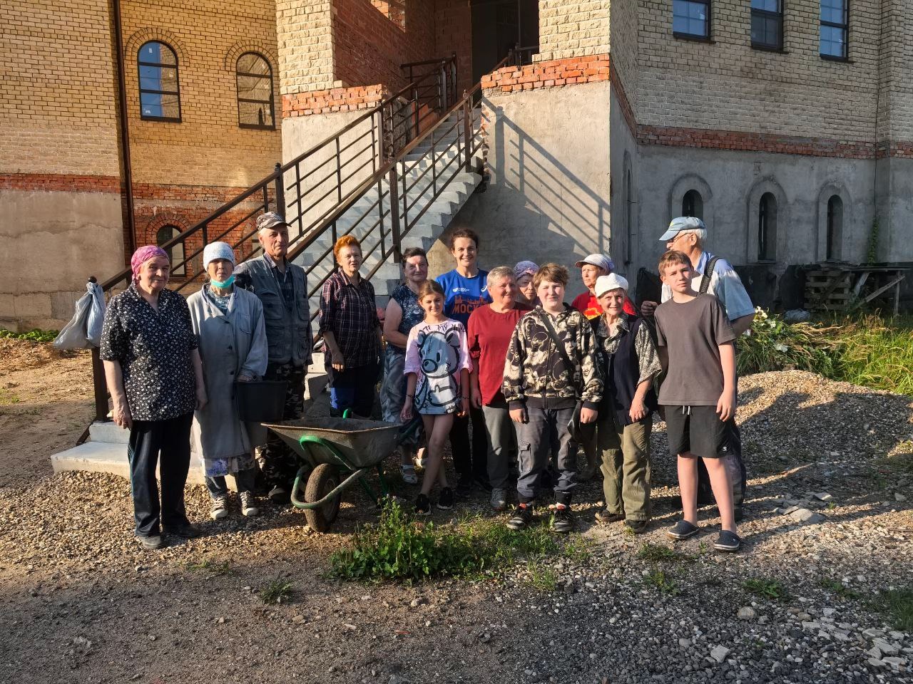 В Тверской области вандалы разрушают храм, который строят жители