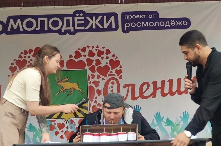 На Дне молодежи в Оленино угадывали напитки на вкус и очень быстро ели сосиски На Дне молодежи в Оленино угадывали напитки на вкус и очень быстро ели сосиски