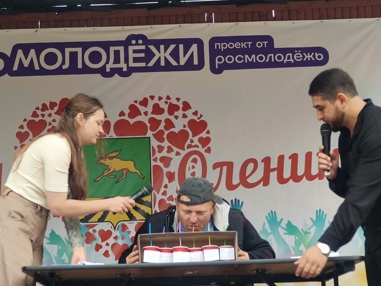 На Дне молодежи в Оленино угадывали напитки на вкус и очень быстро ели сосиски