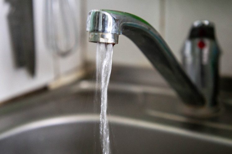 В Оленино устраняют серьезный прорыв водопроводной трубы