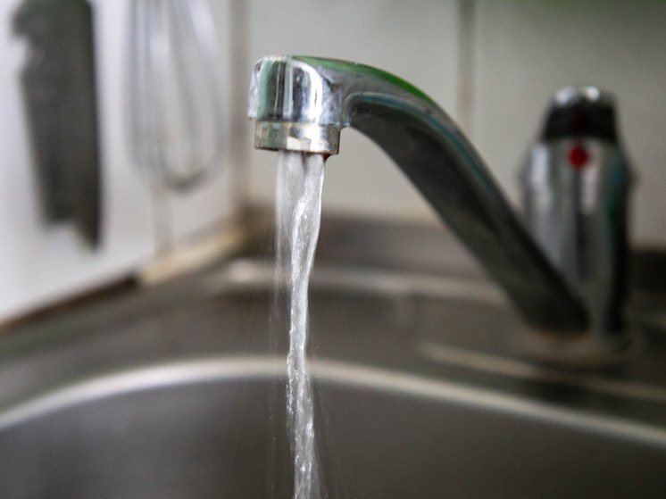 В Оленино устраняют серьезный прорыв водопроводной трубы