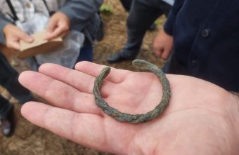 На раскопках в Тверской области нашли уникальный медный браслет 14 века раскопки