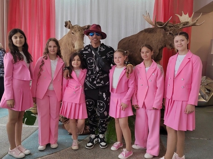 Марио Форелли вместе с "Девчонками" поздравили оленинскую молодежь