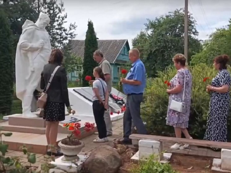 Глава Оленинского округа возложил цветы к одному из самых больших воинских захоронений муниципалитета