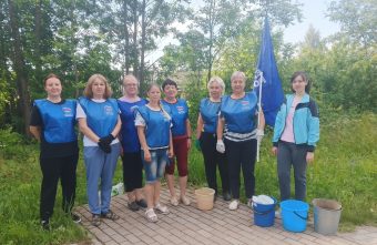 В Сонково прошел субботник в парке Победы В Сонково прошел субботник в парке Победы