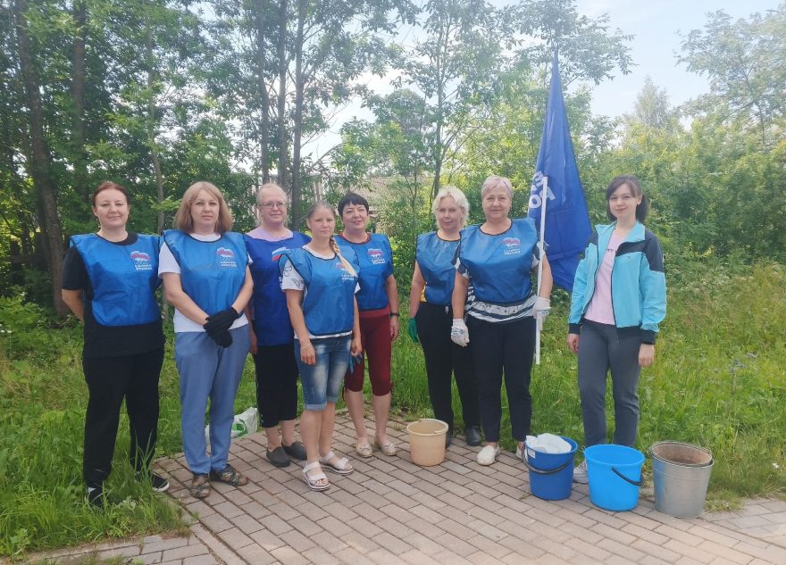 В Сонково прошел субботник в парке Победы