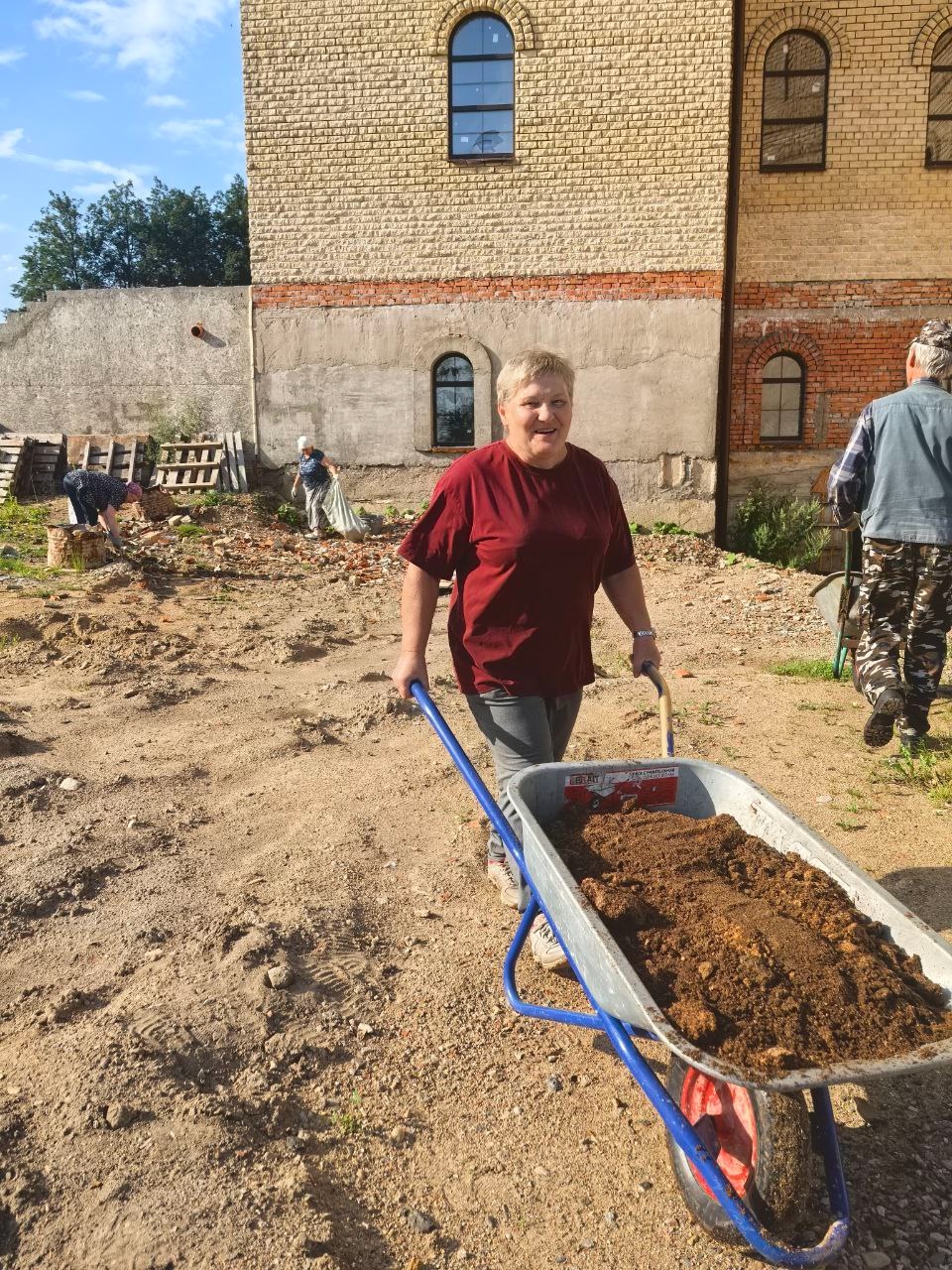 В Тверской области вандалы разрушают храм, который строят жители