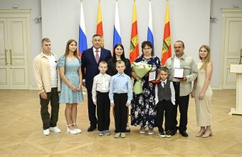 В День семьи, любви и верности Игорь Руденя вручил награды многодетным родителям Тверской области В День семьи, любви и верности Игорь Руденя вручил награды многодетным родителям Тверской области