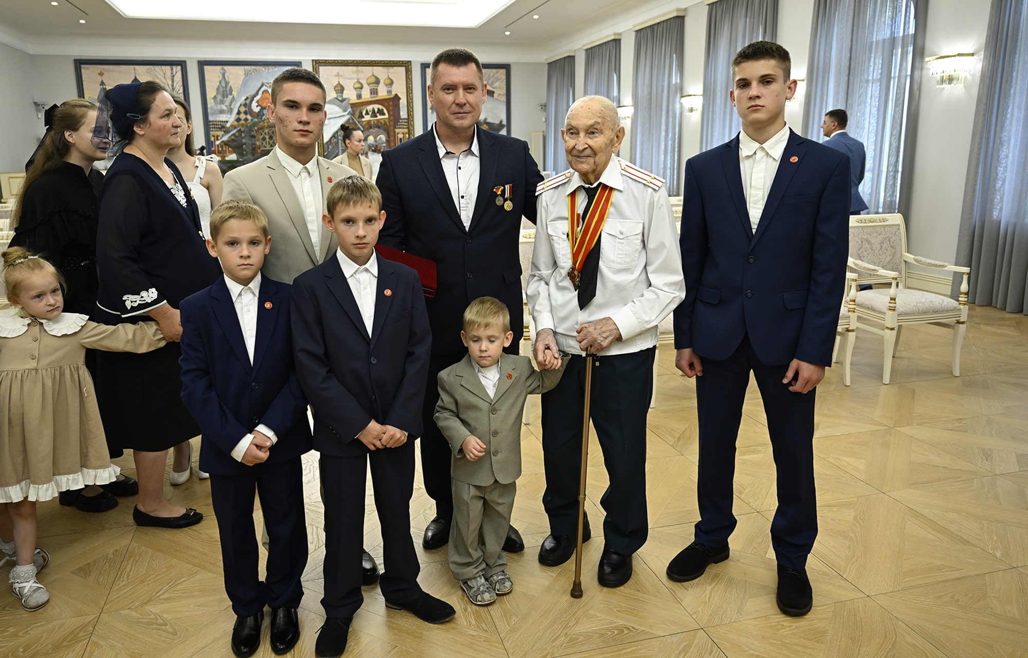В День семьи, любви и верности Игорь Руденя вручил награды многодетным родителям Тверской области