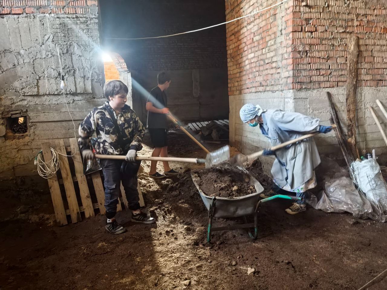 В Тверской области вандалы разрушают храм, который строят жители