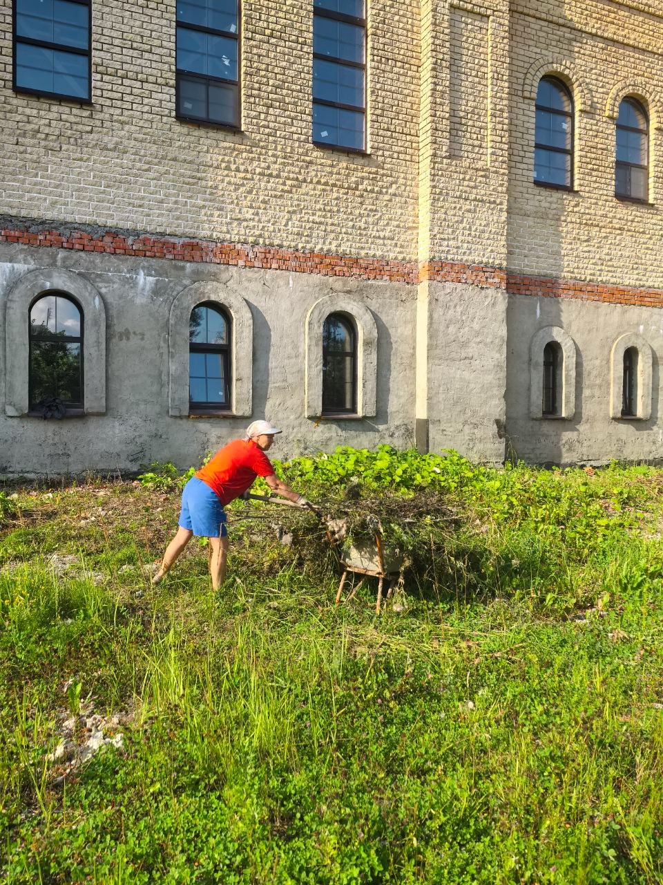 В Тверской области вандалы разрушают храм, который строят жители