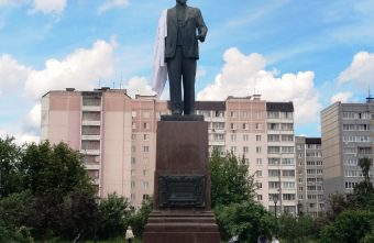 Выпускники тверского вуза вновь приодели памятник Выпускники тверского вуза вновь приодели памятник