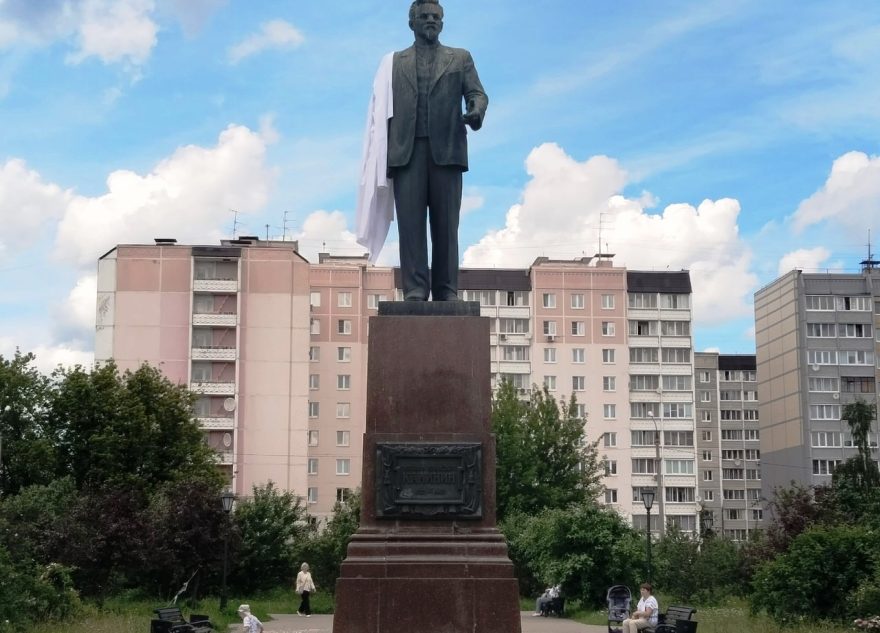 Выпускники тверского вуза вновь приодели памятник