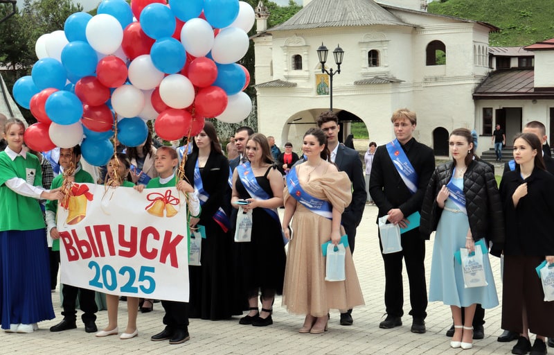 В День памяти святителя Иова в Старице напутствовали выпускников школ