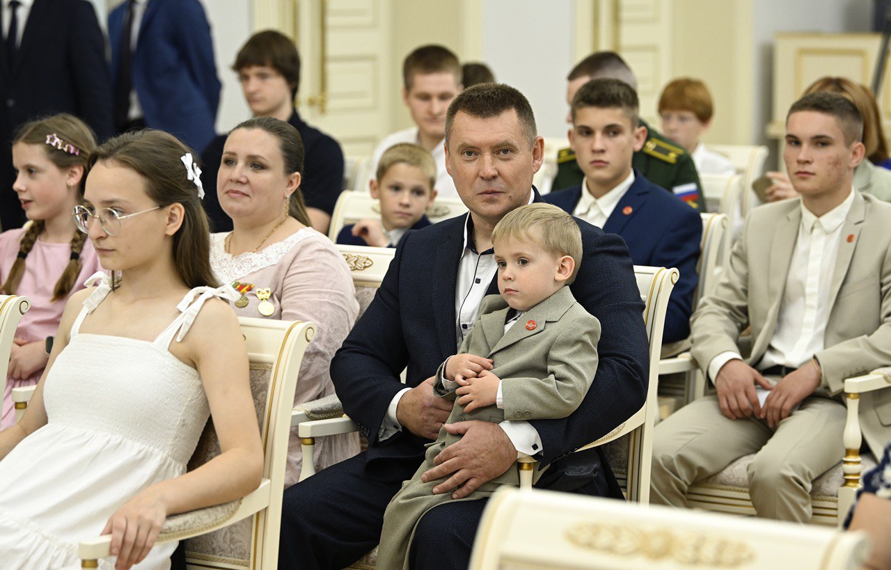 В День семьи, любви и верности Игорь Руденя вручил награды многодетным родителям Тверской области