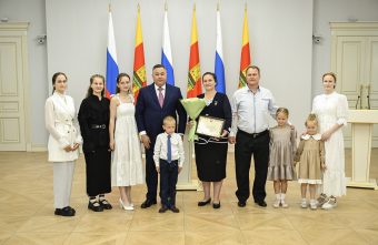 Игорь Руденя поздравил с днём рождения мать-героиню из Тверской области Валентину Мартынову Игорь Руденя поздравил с днём рождения мать-героиню из Тверской области Валентину Мартынову